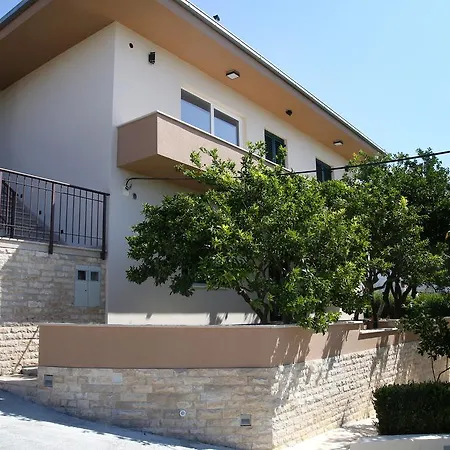 Nada Villa Zrnovnica